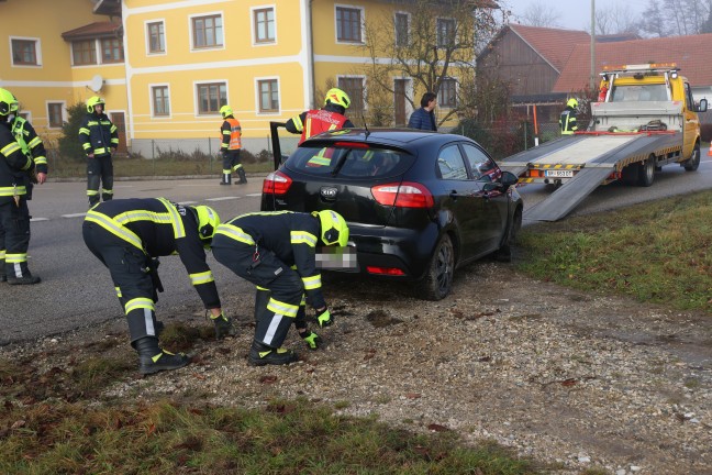 Auto in Seitenlage: Verkehrsunfall in Hofkirchen an der Trattnach fordert eine verletzte Person