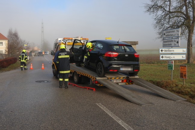 Auto in Seitenlage: Verkehrsunfall in Hofkirchen an der Trattnach fordert eine verletzte Person
