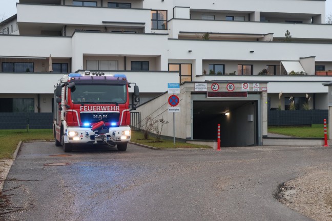 Feuerwehr nach gemeldetem CO-Alarm in einer Wohnanlage in Wels-Vogelweide im Einsatz