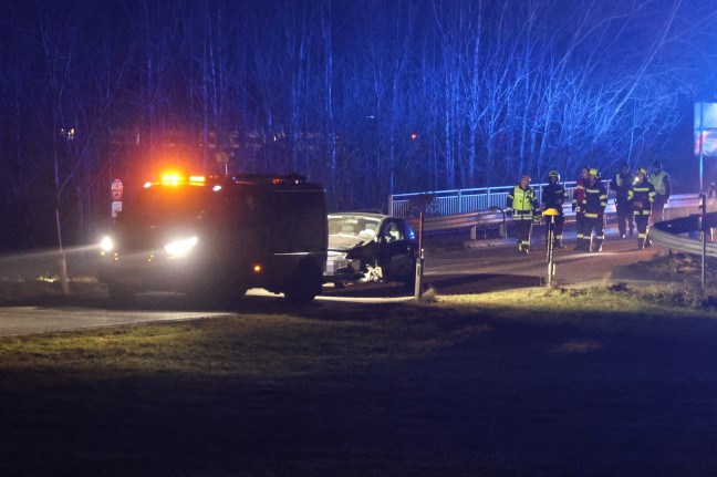 Crash zwischen Postfahrzeug und PKW auf Rieder Stra�e bei Aurolzm�nster