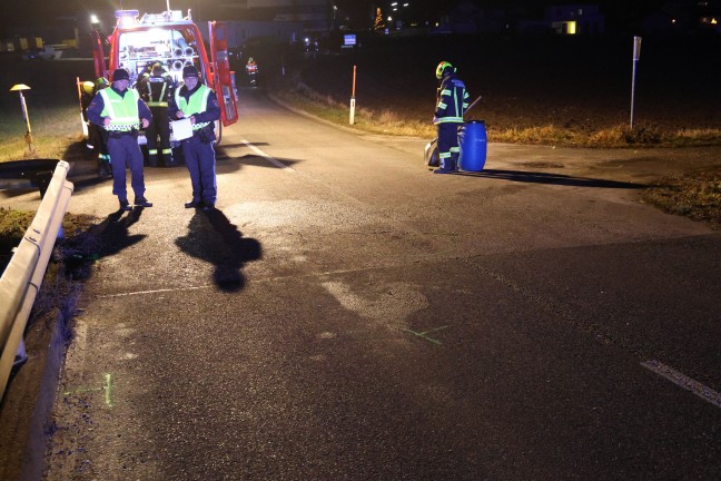 Crash zwischen Postfahrzeug und PKW auf Rieder Stra�e bei Aurolzm�nster