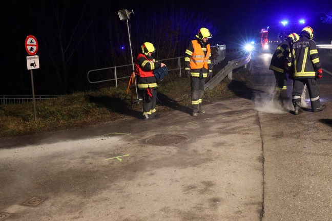 Crash zwischen Postfahrzeug und PKW auf Rieder Stra�e bei Aurolzm�nster