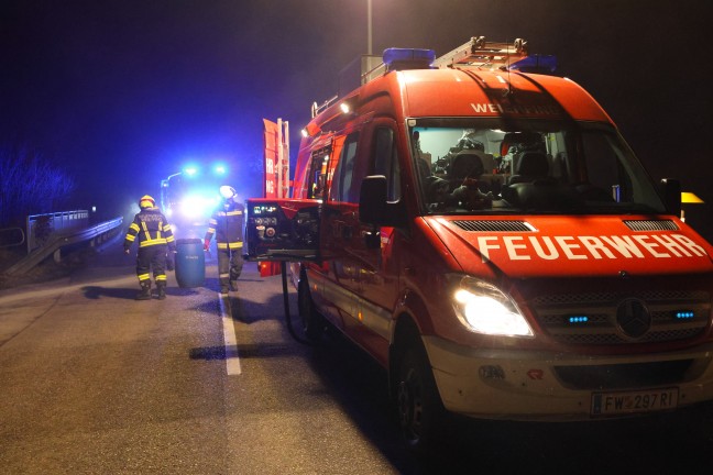 Crash zwischen Postfahrzeug und PKW auf Rieder Stra�e bei Aurolzm�nster