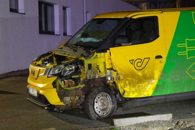 Crash zwischen Postfahrzeug und PKW auf Rieder Stra�e bei Aurolzm�nster