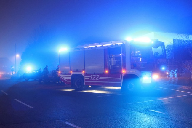 Turboschaden bei Abschleppman�ver: Feuerwehr zu gemeldetem PKW-Brand nach Sattledt alarmiert