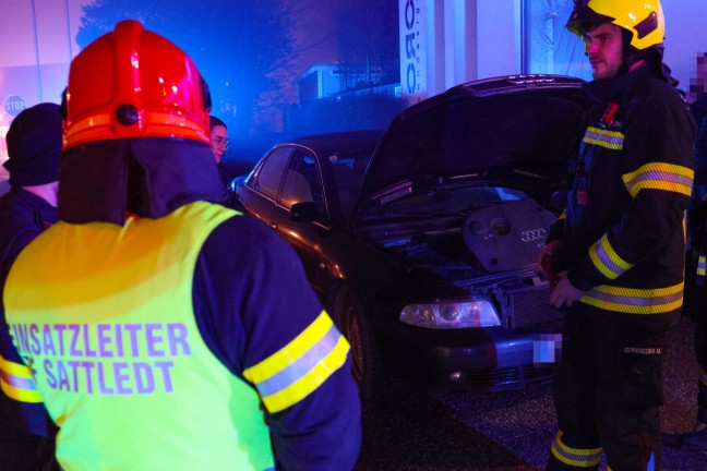 Turboschaden bei Abschleppman�ver: Feuerwehr zu gemeldetem PKW-Brand nach Sattledt alarmiert