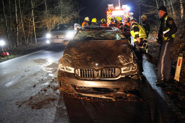 Auto �berschlagen: Verkehrsunfall mit zwei Verletzten auf Nibelungenstra�e in Haibach ob der Donau