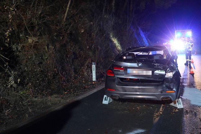 Auto �berschlagen: Verkehrsunfall mit zwei Verletzten auf Nibelungenstra�e in Haibach ob der Donau