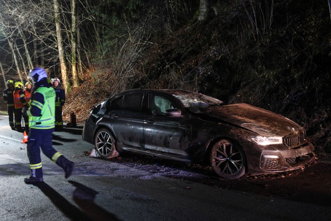 Auto �berschlagen: Verkehrsunfall mit zwei Verletzten auf Nibelungenstra�e in Haibach ob der Donau