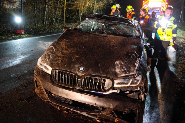 Auto �berschlagen: Verkehrsunfall mit zwei Verletzten auf Nibelungenstra�e in Haibach ob der Donau
