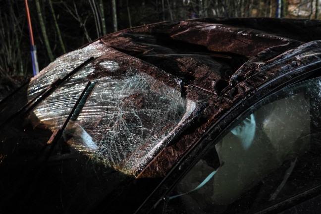 Auto �berschlagen: Verkehrsunfall mit zwei Verletzten auf Nibelungenstra�e in Haibach ob der Donau