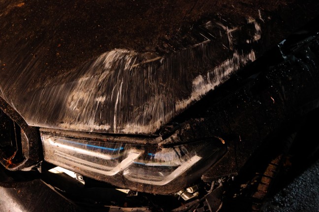 Auto �berschlagen: Verkehrsunfall mit zwei Verletzten auf Nibelungenstra�e in Haibach ob der Donau