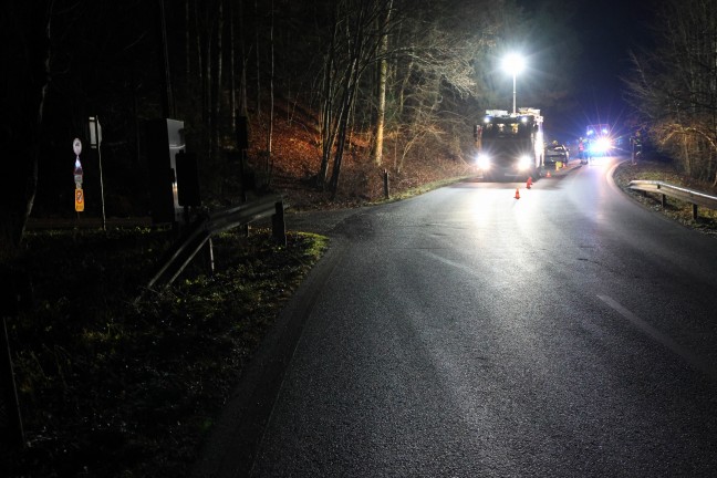 Auto �berschlagen: Verkehrsunfall mit zwei Verletzten auf Nibelungenstra�e in Haibach ob der Donau