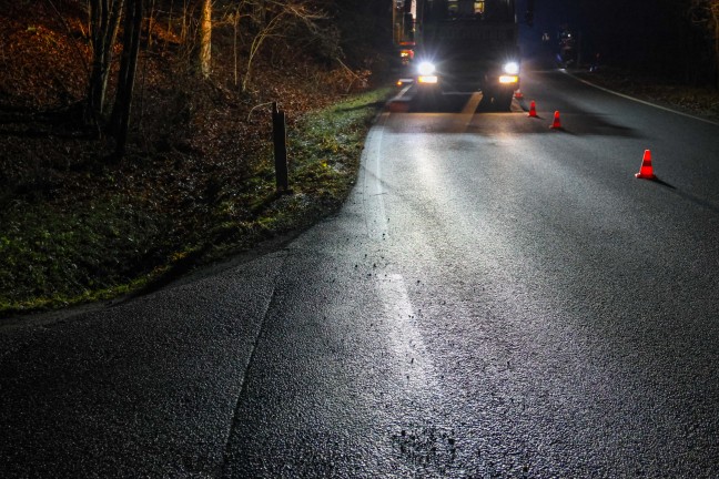 Auto �berschlagen: Verkehrsunfall mit zwei Verletzten auf Nibelungenstra�e in Haibach ob der Donau
