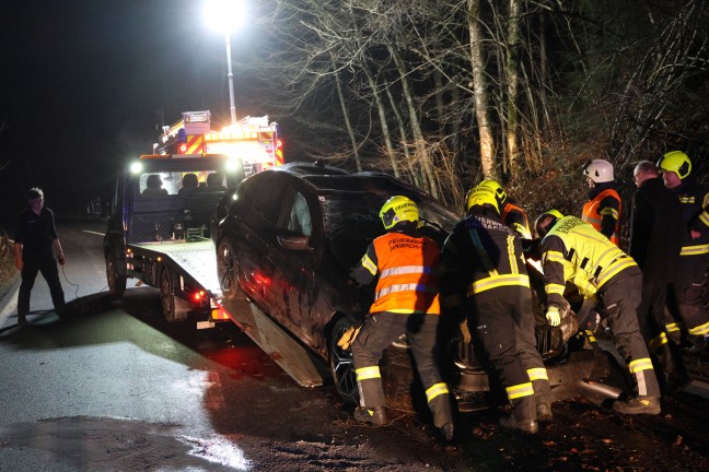 Auto �berschlagen: Verkehrsunfall mit zwei Verletzten auf Nibelungenstra�e in Haibach ob der Donau