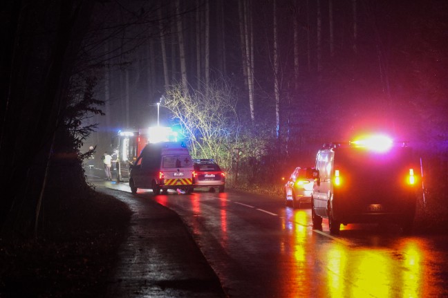 Auto bei schwerem Verkehrsunfall in Kematen am Innbach gegen B�ume gekracht und �berschlagen