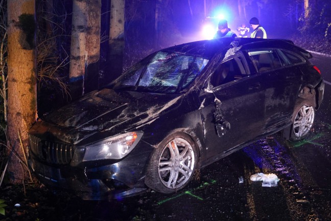 Auto bei schwerem Verkehrsunfall in Kematen am Innbach gegen B�ume gekracht und �berschlagen