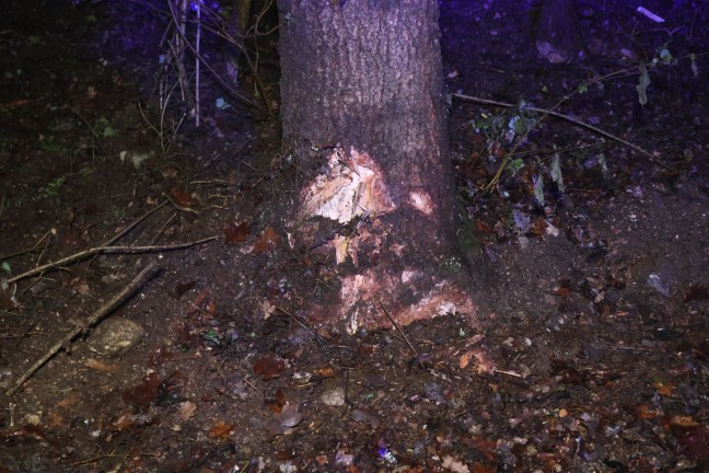 Auto bei schwerem Verkehrsunfall in Kematen am Innbach gegen B�ume gekracht und �berschlagen