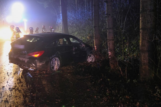 Auto bei schwerem Verkehrsunfall in Kematen am Innbach gegen B�ume gekracht und �berschlagen