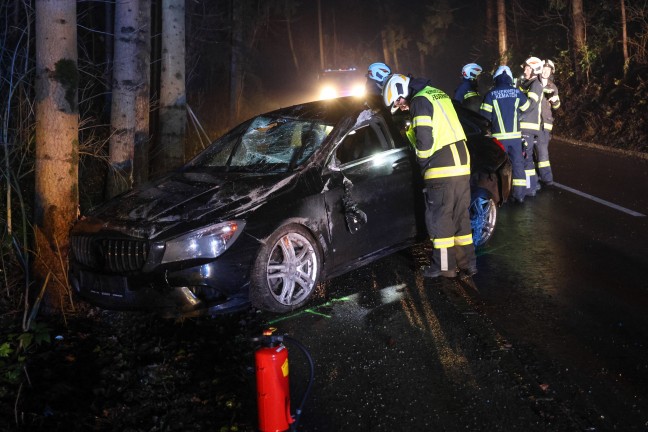 Auto bei schwerem Verkehrsunfall in Kematen am Innbach gegen B�ume gekracht und �berschlagen