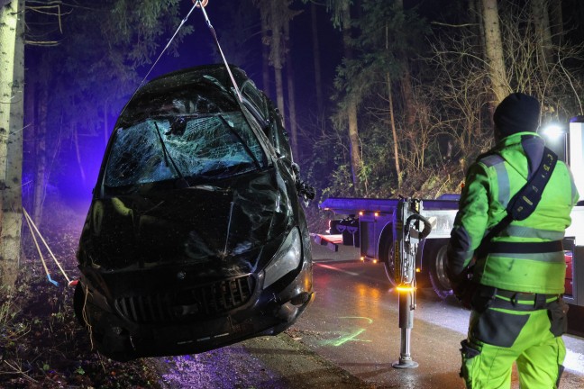 Auto bei schwerem Verkehrsunfall in Kematen am Innbach gegen B�ume gekracht und �berschlagen