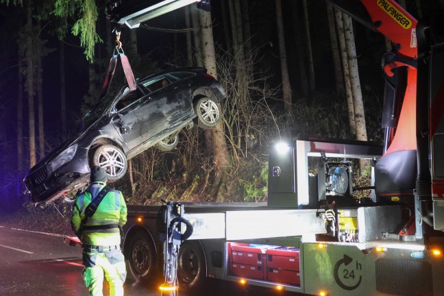 Auto bei schwerem Verkehrsunfall in Kematen am Innbach gegen B�ume gekracht und �berschlagen