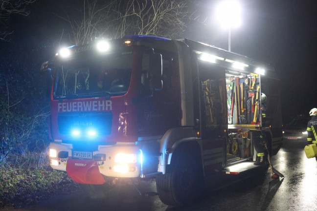 Auto bei schwerem Verkehrsunfall in Kematen am Innbach gegen B�ume gekracht und �berschlagen