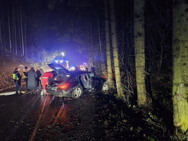 Auto bei schwerem Verkehrsunfall in Kematen am Innbach gegen B�ume gekracht und �berschlagen