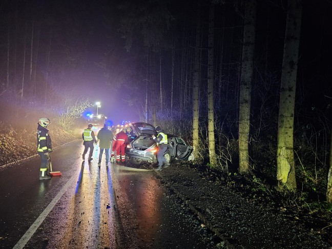 Auto bei schwerem Verkehrsunfall in Kematen am Innbach gegen B�ume gekracht und �berschlagen