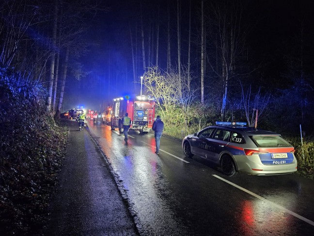 Auto bei schwerem Verkehrsunfall in Kematen am Innbach gegen B�ume gekracht und �berschlagen