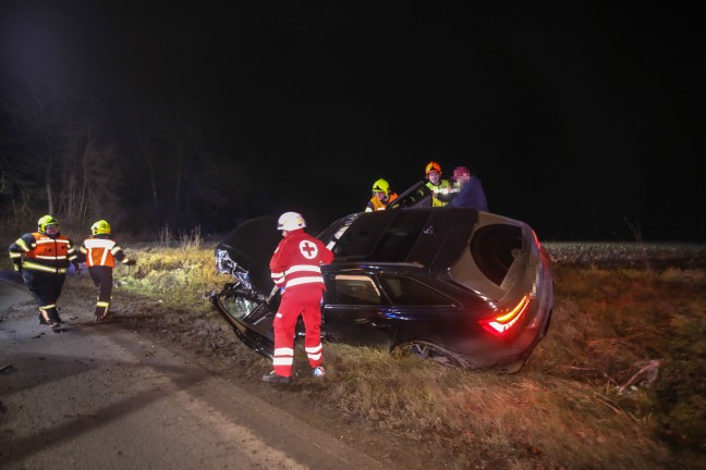 Mehrere Verletzte bei schwerem Crash zwischen zwei Fahrzeugen in Marchtrenk