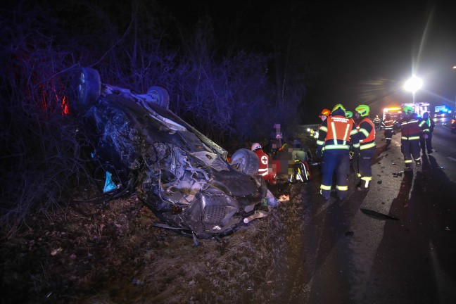 Mehrere Verletzte bei schwerem Crash zwischen zwei Fahrzeugen in Marchtrenk