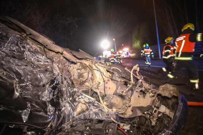 Mehrere Verletzte bei schwerem Crash zwischen zwei Fahrzeugen in Marchtrenk