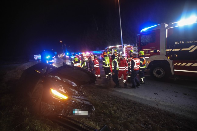 Mehrere Verletzte bei schwerem Crash zwischen zwei Fahrzeugen in Marchtrenk