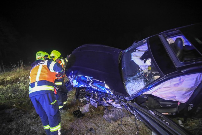 Mehrere Verletzte bei schwerem Crash zwischen zwei Fahrzeugen in Marchtrenk