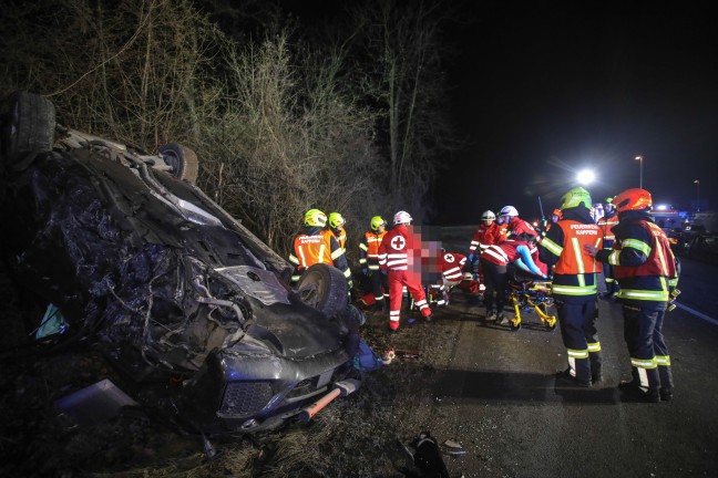 Mehrere Verletzte bei schwerem Crash zwischen zwei Fahrzeugen in Marchtrenk