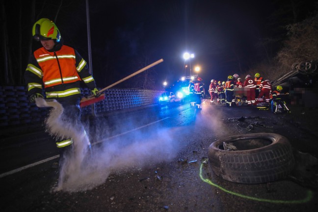 Mehrere Verletzte bei schwerem Crash zwischen zwei Fahrzeugen in Marchtrenk