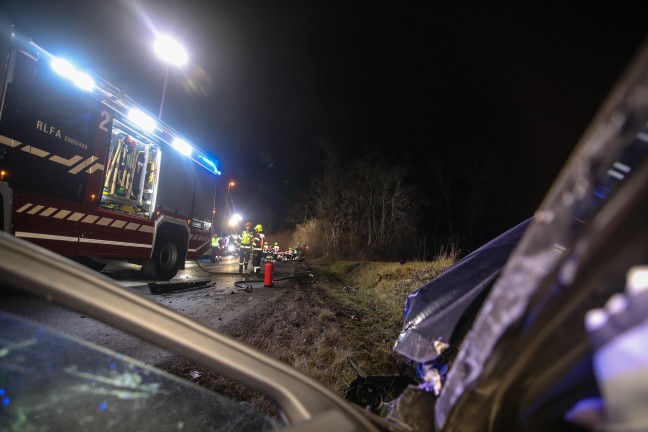 Mehrere Verletzte bei schwerem Crash zwischen zwei Fahrzeugen in Marchtrenk