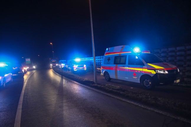 Mehrere Verletzte bei schwerem Crash zwischen zwei Fahrzeugen in Marchtrenk