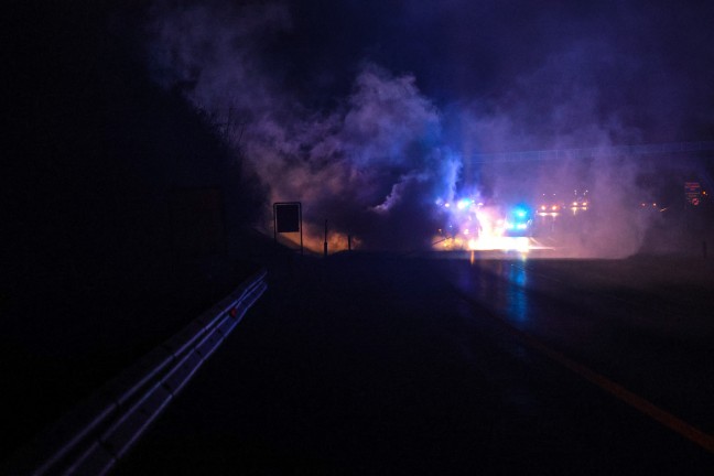 Auto auf Innkreisautobahn in Pichl bei Wels in Vollbrand