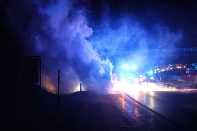 Auto auf Innkreisautobahn in Pichl bei Wels in Vollbrand