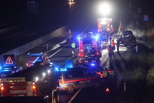 Auto auf Innkreisautobahn in Pichl bei Wels in Vollbrand