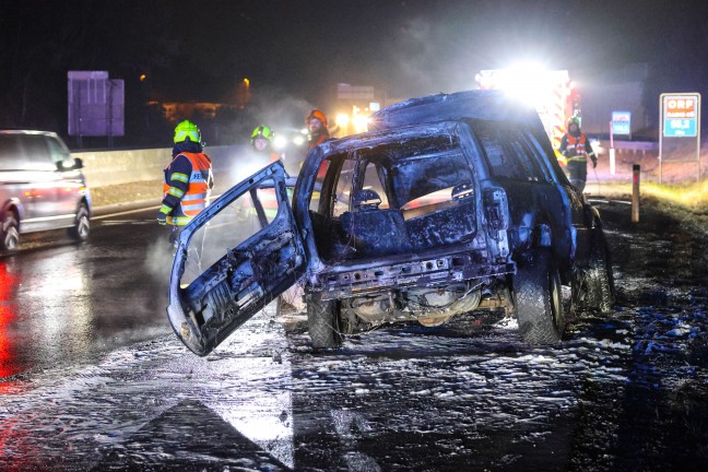 Auto auf Innkreisautobahn in Pichl bei Wels in Vollbrand
