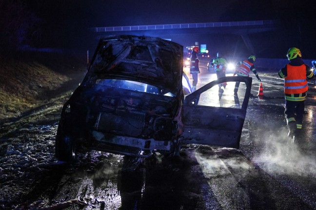 Auto auf Innkreisautobahn in Pichl bei Wels in Vollbrand