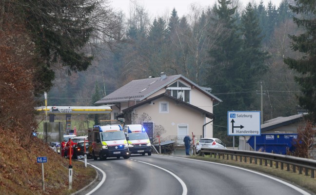 Frontalunfall zwischen zwei PKW auf Lamprechtshausener Stra�e bei Handenberg fordert drei Verletzte
