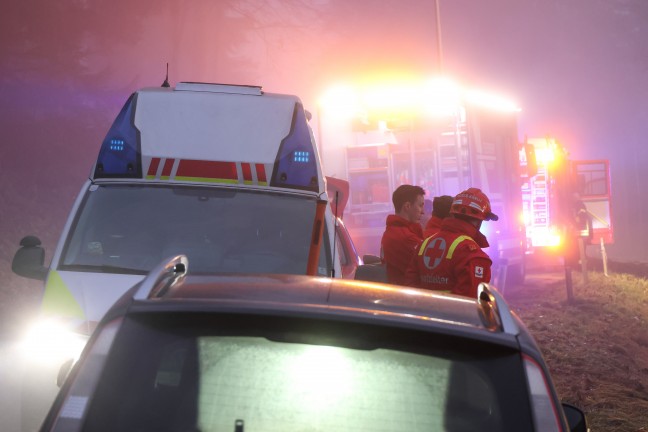 Gro�einsatz: Acht Feuerwehren bei Vollbrand einer Halle eines Unternehmens in Kirchham im Einsatz