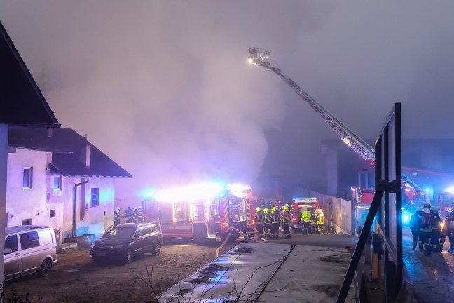 Gro�einsatz: Acht Feuerwehren bei Vollbrand einer Halle eines Unternehmens in Kirchham im Einsatz