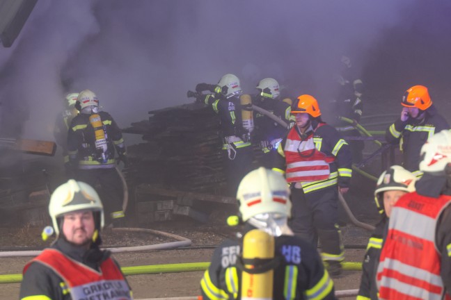 Gro�einsatz: Acht Feuerwehren bei Vollbrand einer Halle eines Unternehmens in Kirchham im Einsatz