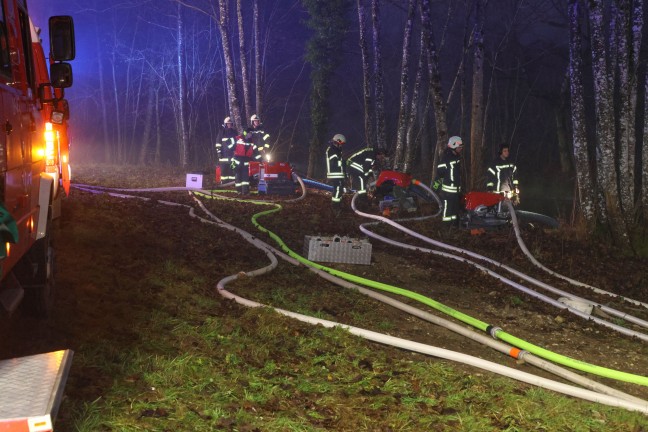 Gro�einsatz: Acht Feuerwehren bei Vollbrand einer Halle eines Unternehmens in Kirchham im Einsatz