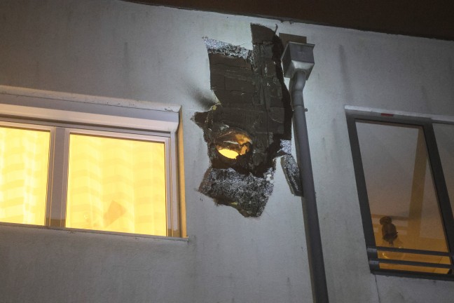 Brand einer Wohnrauml�ftung in Wels-Schafwiesen breitete sich auf Geb�udefassade aus